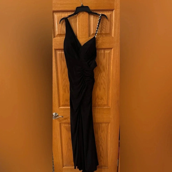 Mac Duggal 26532 Asymmetrical Pearl Strap V-Neck Gown Size 4 Black - Picture 2 of 4